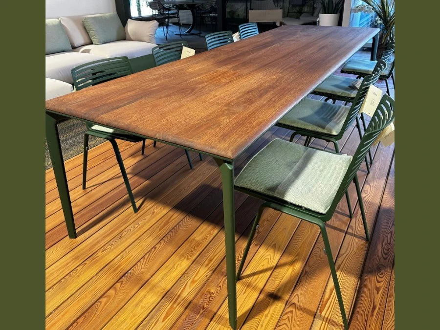 Tavolo Allsize alluminio piano Iroko e 8 sedie zebra